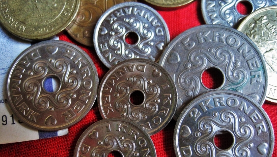 Danske mønter på en rød dug